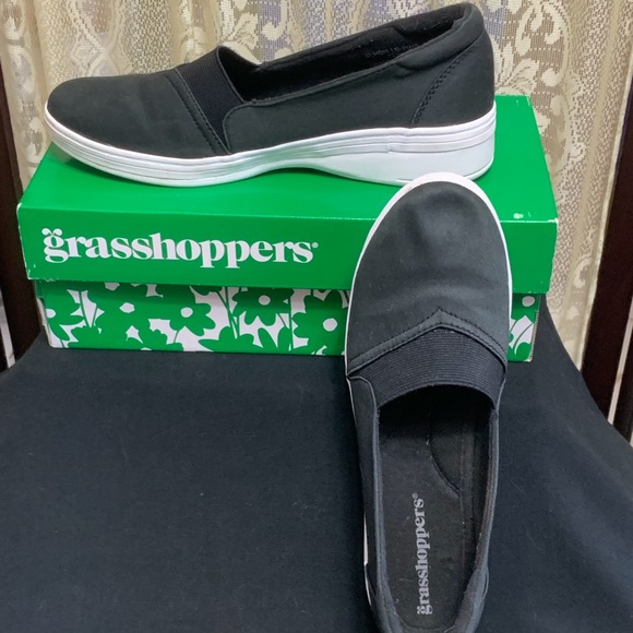 GRASSHOPPERS SLIP ON RUBBER SOLE SHOES - SZ 7 1/2 W